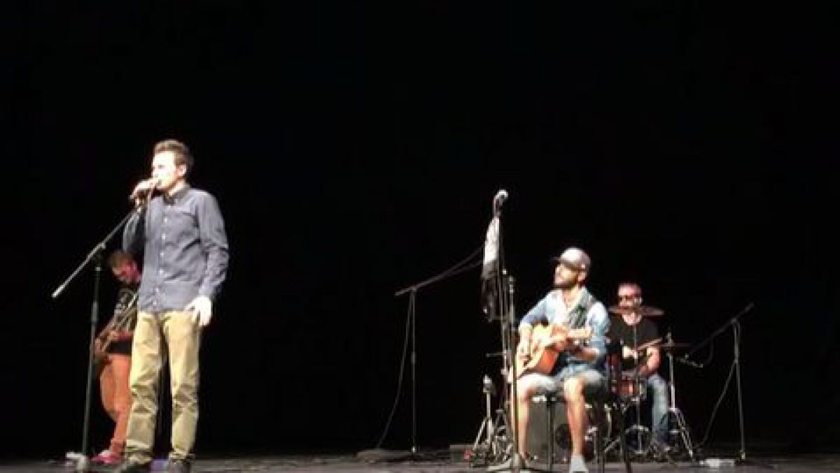 VIDEO. Cântecelul „Beu ceai”, „semnat” de președintele Dodon, interpretat la concertul lui Andrei Bolocan