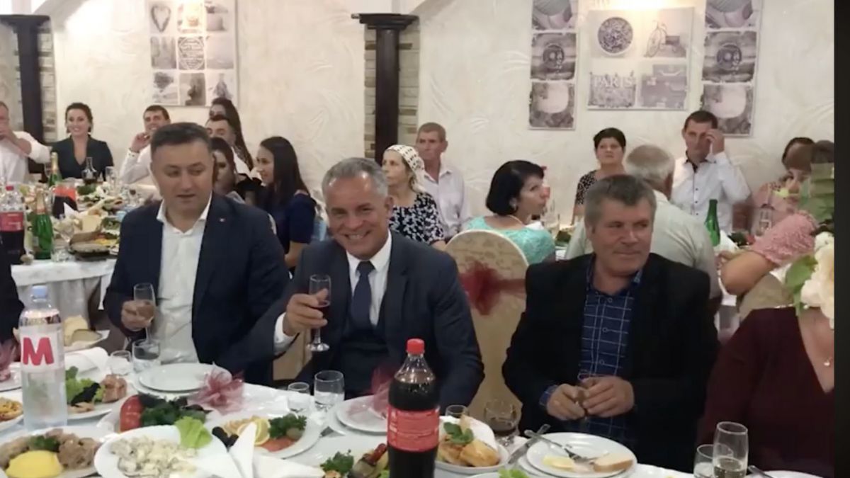 VIDEO. Căsnicie democrată. Vlad Plahotniuc a mers la nunta unor tineri din PD, la Nisporeni