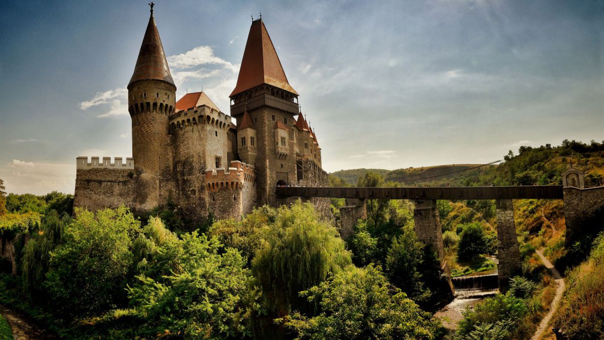 VIDEO. Castelul Corvinilor din România va fi restaurat. Valoarea investiţiei se va ridica la 4 milioane de euro