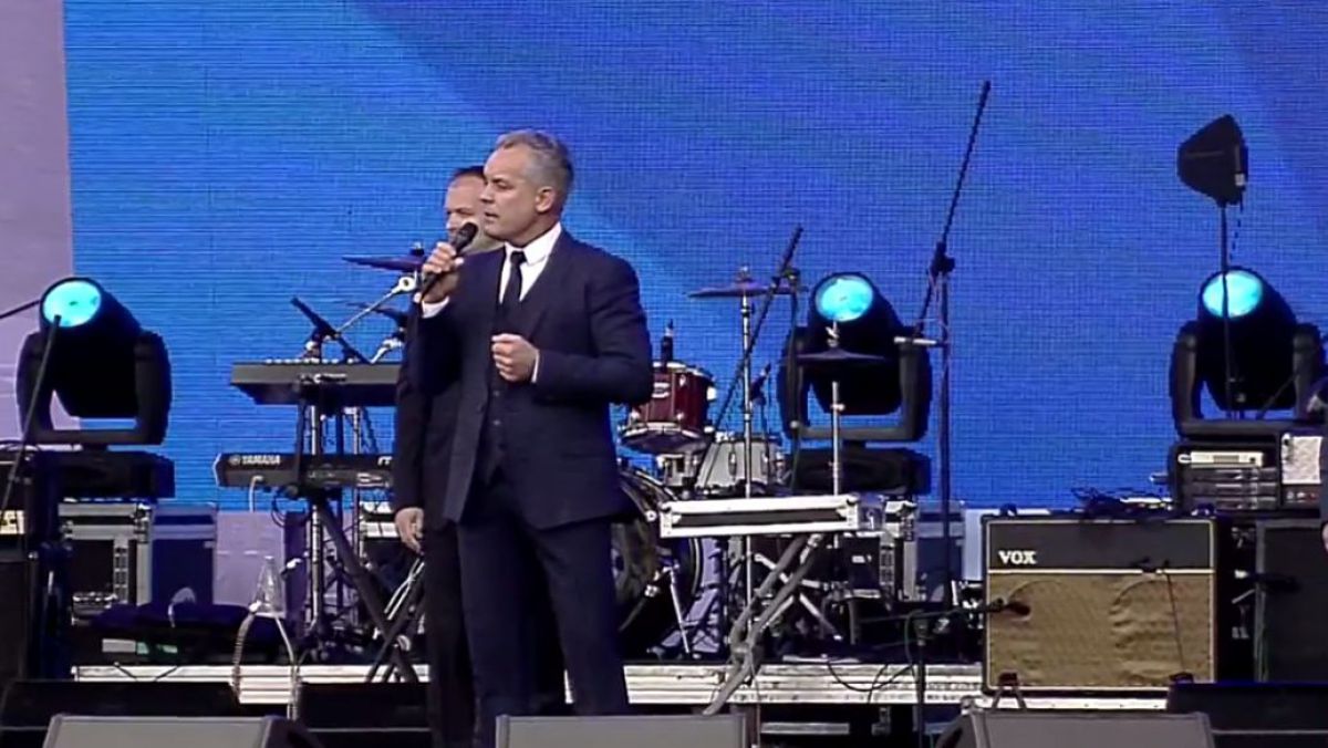 VIDEO. Ce înseamnă gestul la care a recurs Plahotniuc în timpul discursului de pe scena din PMAN