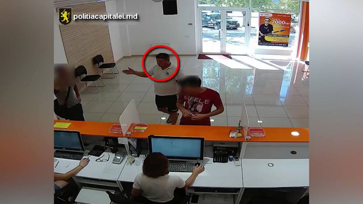 VIDEO. Cine îl recunoaște să sune la poliție: Un taximetrist este căutat de poliție după ce a lăsat un client fără telefon și 1000 de lei