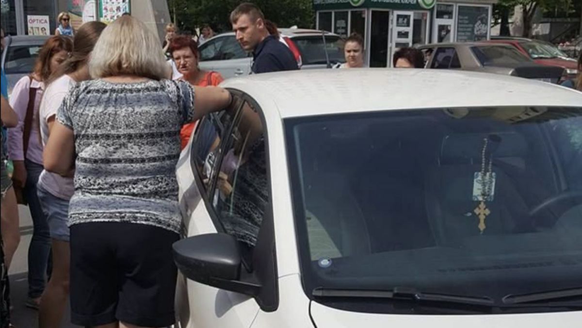 VIDEO. Ciocana: Copil de un an lăsat încuiat în mașina încinsă de soare