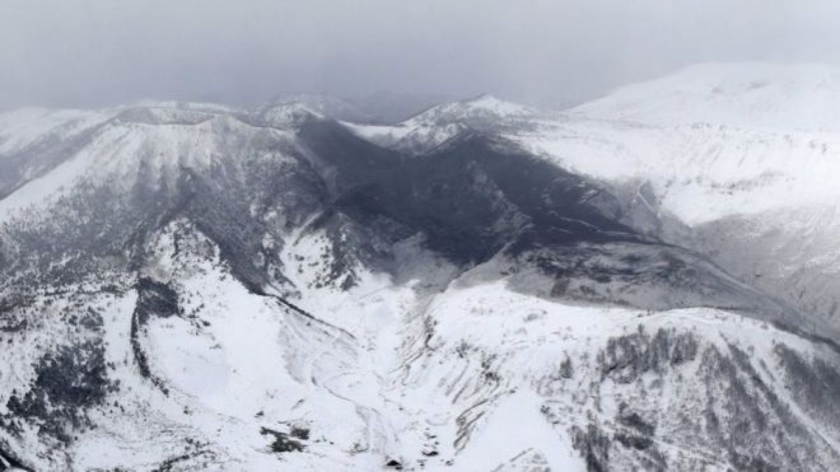 VIDEO. Coincidență fatală? Un vulcan a erupt în același timp cu o avalanșă asupra unei stațiuni de schi