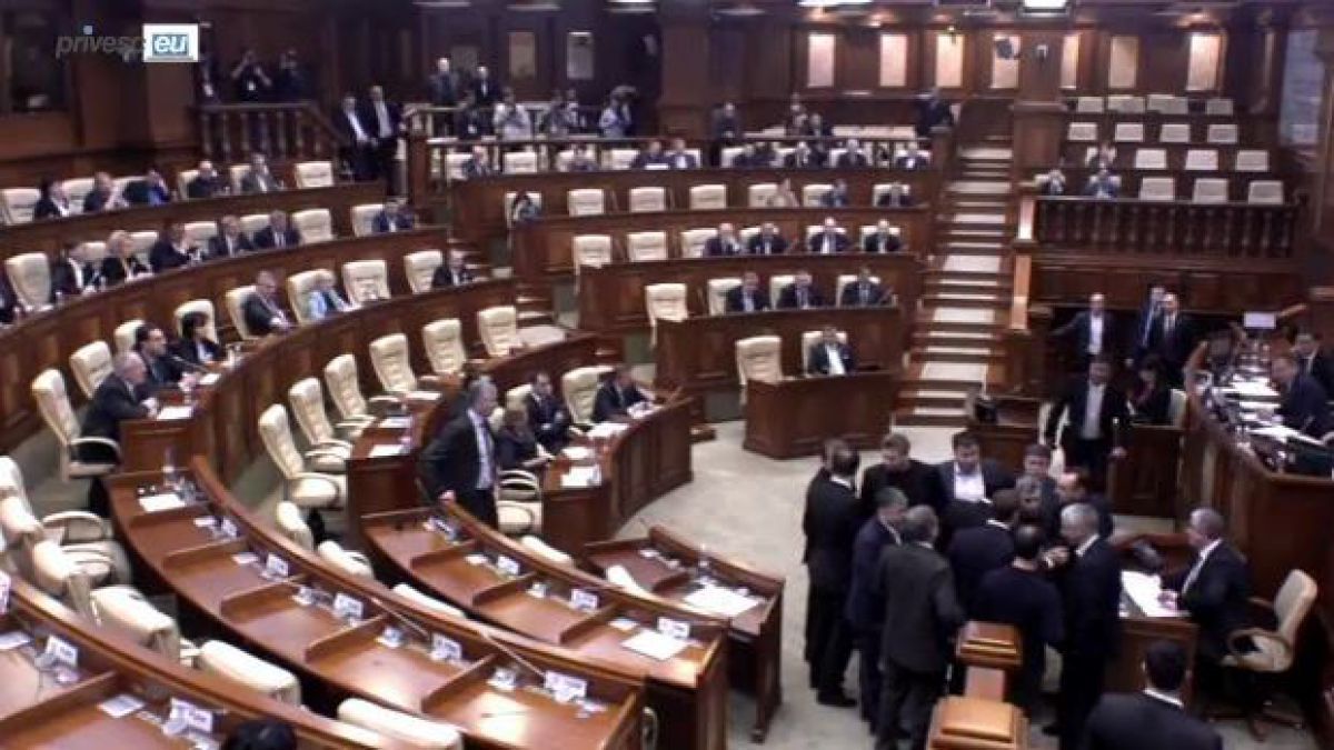 VIDEO. Confruntare între socialiști și democrați la ședința de investire a Guvernului Filip