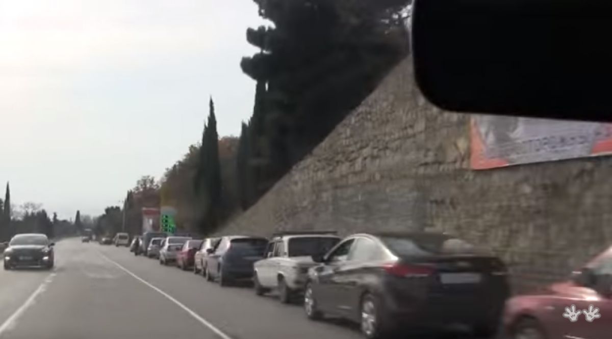 VIDEO. Crimeea după anexare: Magazine închise, energie electrică cinci ore pe zi și cozi imense la benzinării 