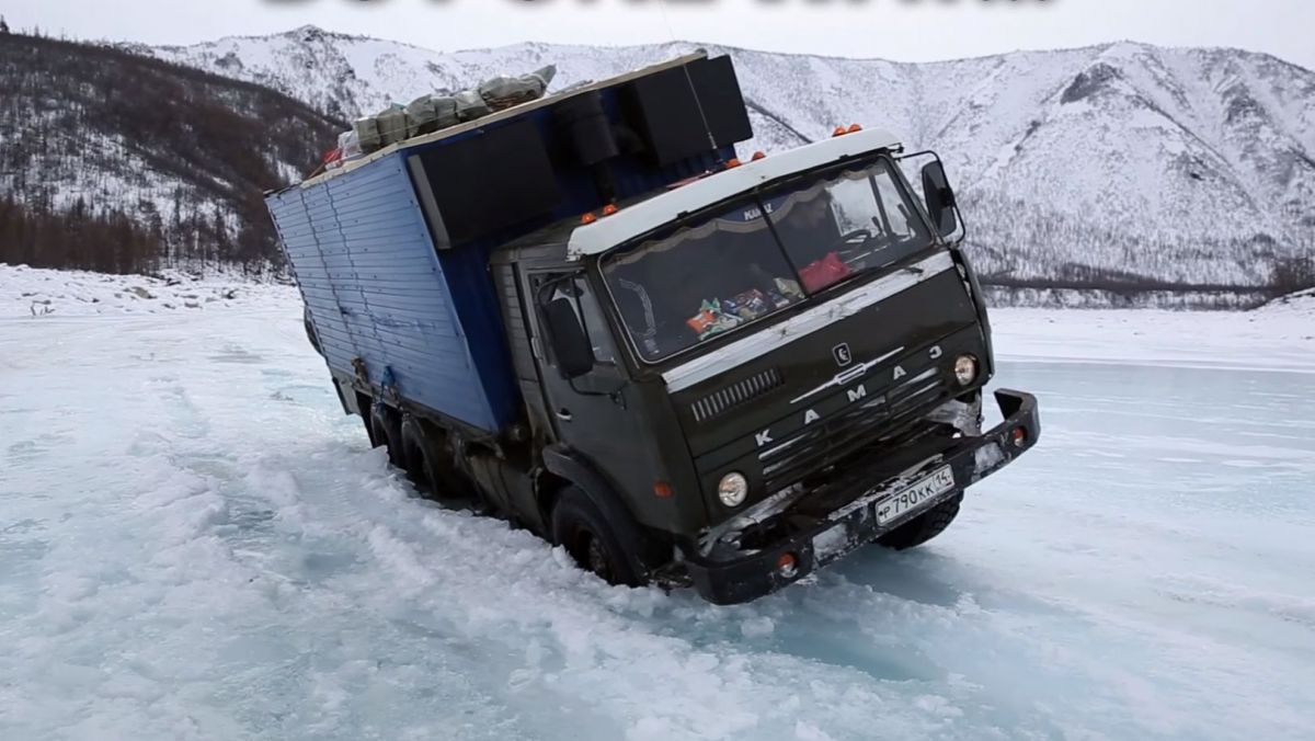 VIDEO. Cum arată o zi din viața unui șofer care transportă alimente peste ape înghețate, în inima sălbăticiei siberiene