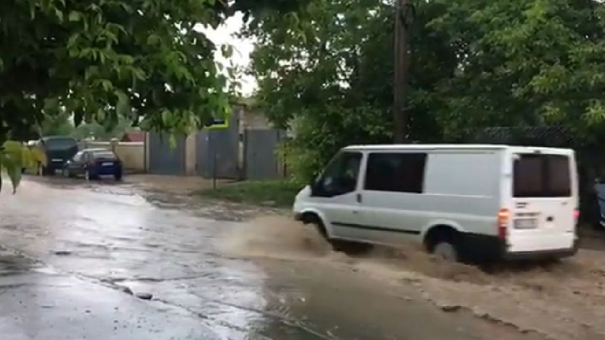 VIDEO. Cum se circulă într-o suburbie a Capitalei în urma ploii din această seară