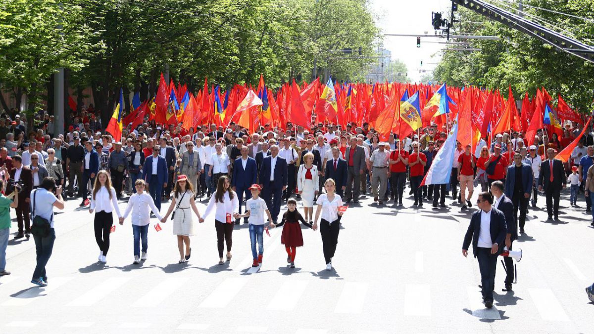 VIDEO. De Ziua Muncii, au mărșăluit și mai mulți minori. Dodon: „Trebuie să educăm copiii”