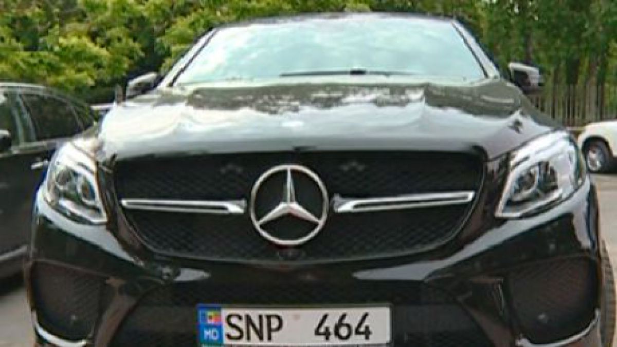 VIDEO. Deputatul PD Nae-Simion Pleşca, la volanul unui Mercedes în valoare de peste 70 de mii de euro