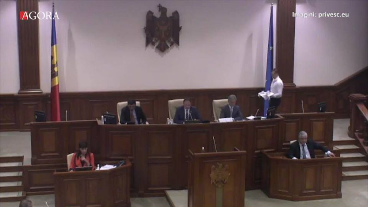 VIDEO. Deserviți de un chelner direct în Parlament! Le-a adus cafeaua în timpul ședinței