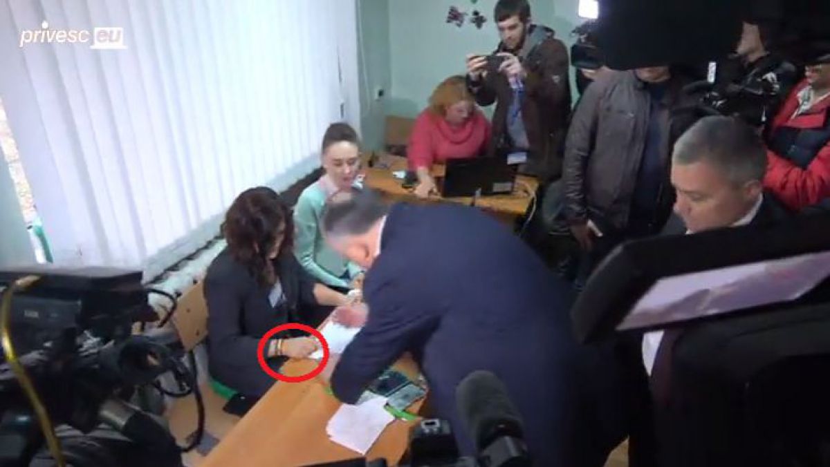 VIDEO. Dodon, contrazis în secția de vot: Buletine în „moldovenească” nu avem
