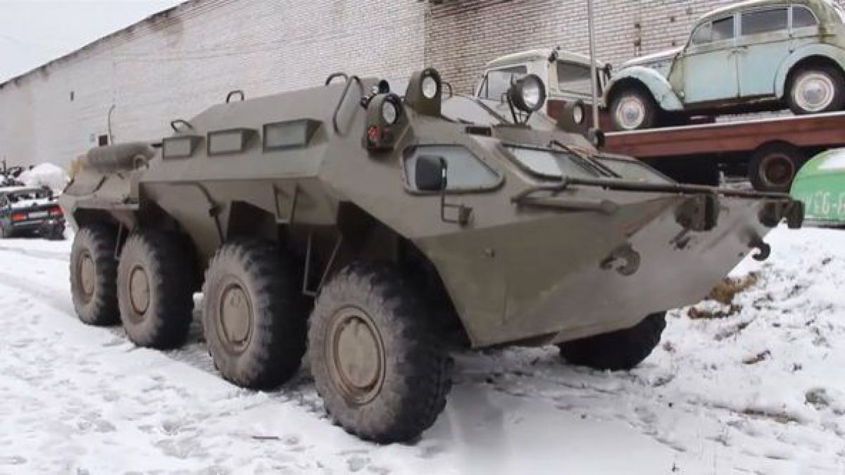 VIDEO. Doi cetățeni ruși, în stare de ebrietate, s-au plimbat cu transportatorul blindat pe străzile din Sankt-Petersburg