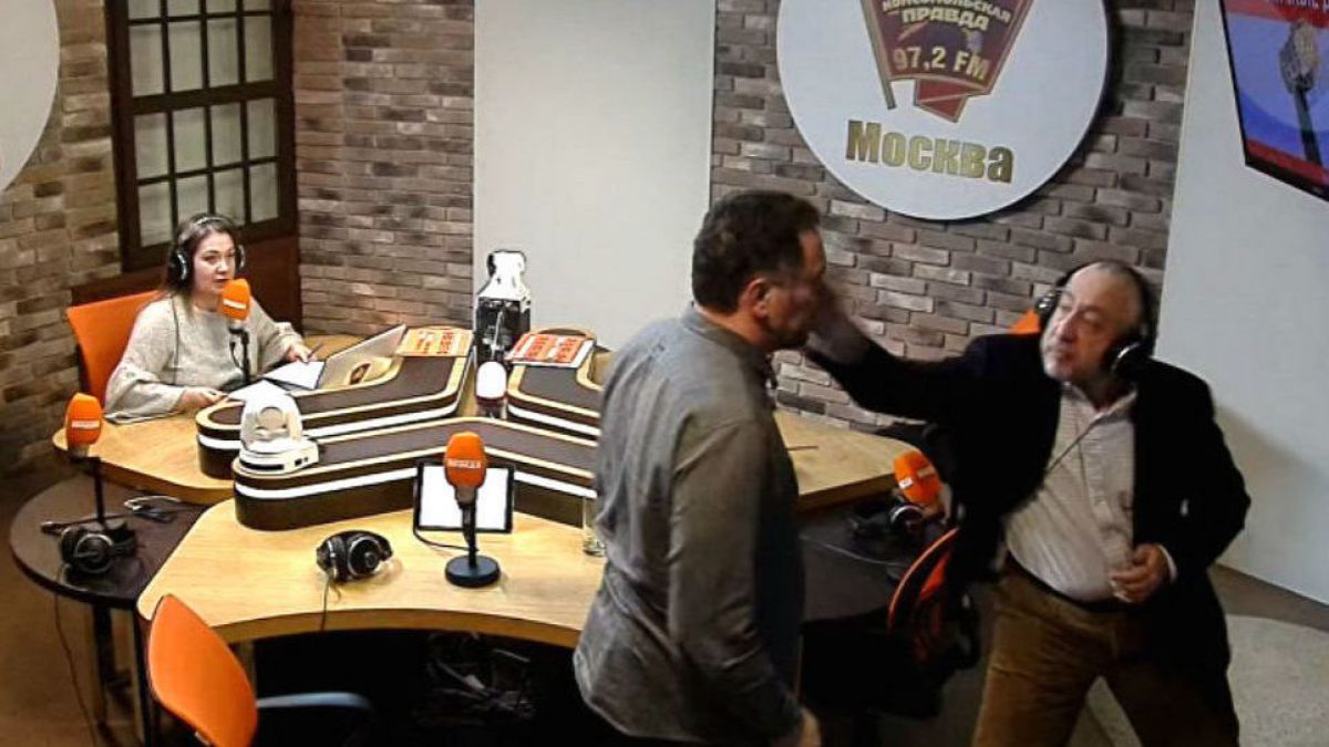VIDEO. Doi jurnaliști s-au luat la bătaie în studioul unui post de radio. Ce i-a nemulțumit