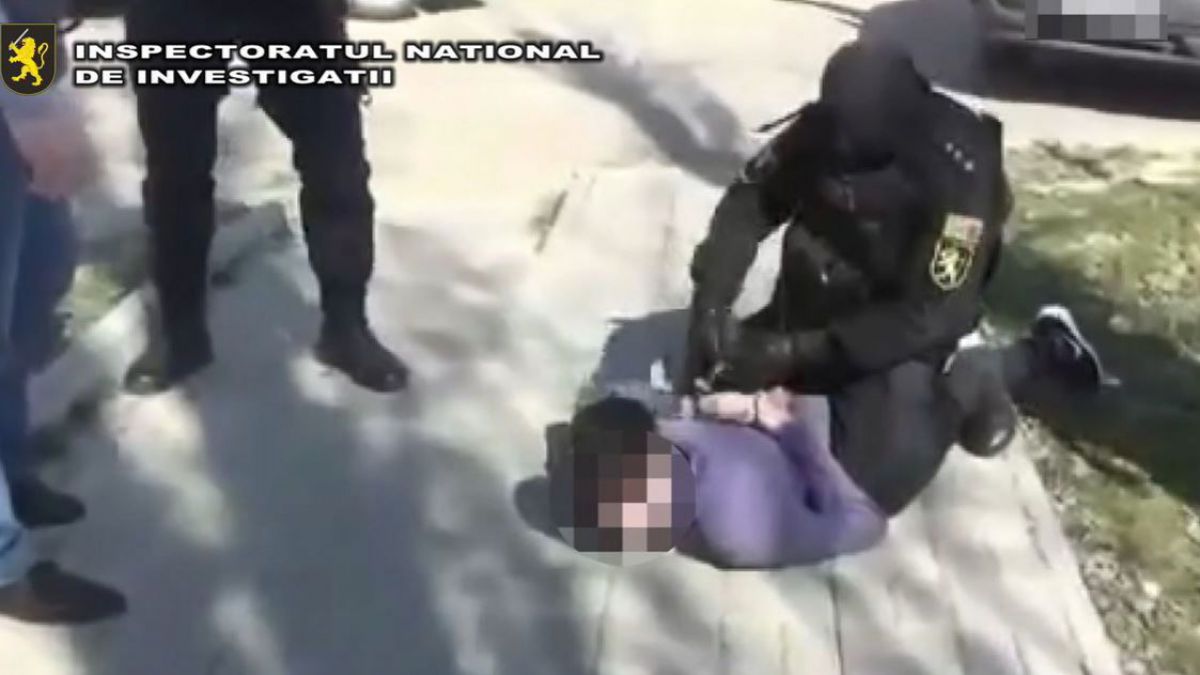 VIDEO. Doi tineri care au furat 250.000 de lei dintr-o locuință, reținuți în plină stradă