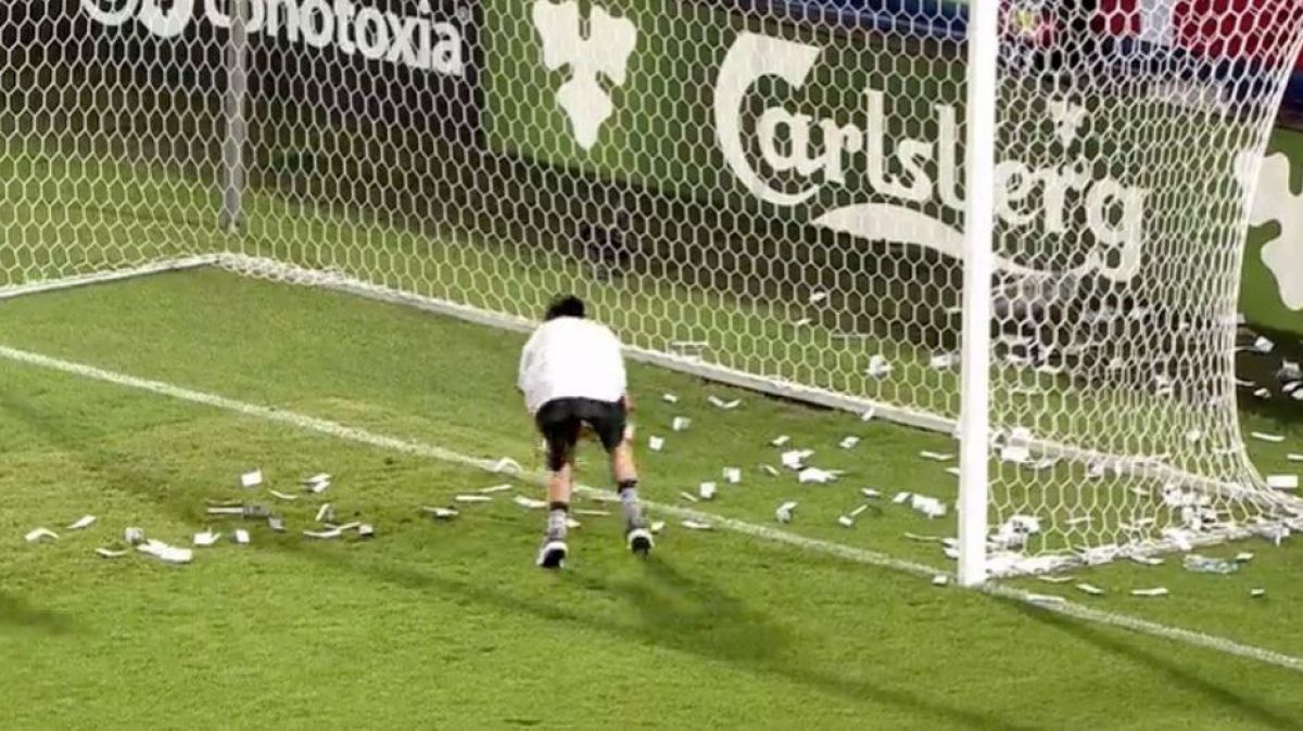VIDEO. „Dolari” pe terenul de fotbal: Italienii nu au uitat de „trădarea” tânărului portar al lui AC Milan