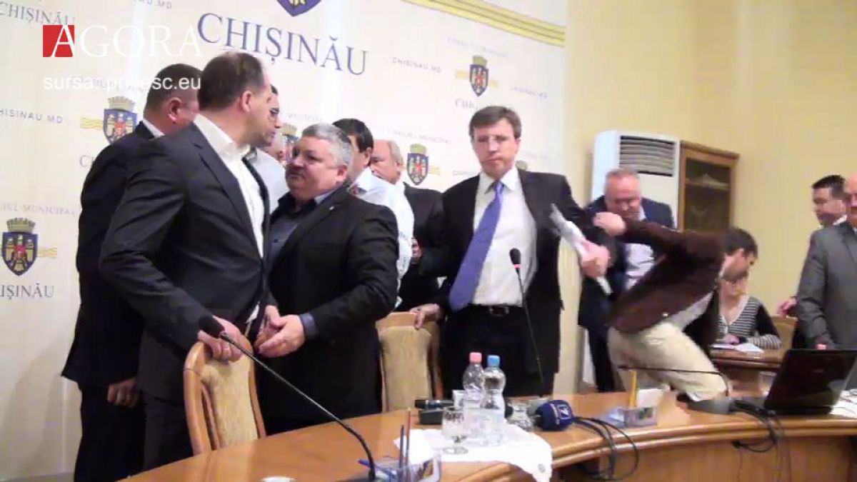 VIDEO. Dorin Chirtoacă, tras de ureche de Ion Ceban: „Tuzic și pupsic au venit la Primărie”