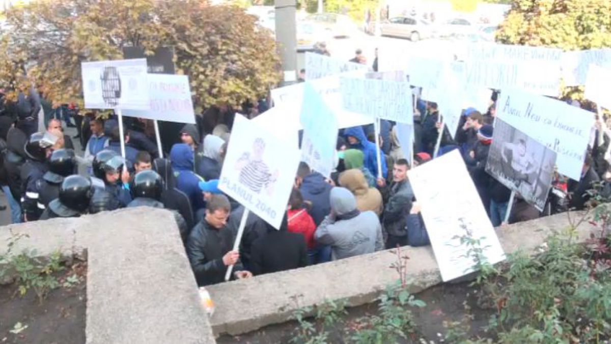 VIDEO. Două tabere de protestatari în fața Judecătoriei Buiucani
