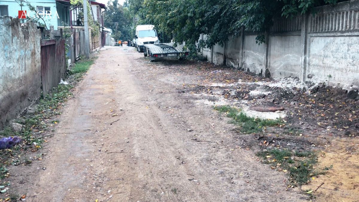 VIDEO. „E o catastrofă”. O stradă din Capitală a rămas neasfaltată: „Suntem la două opriri de centru”