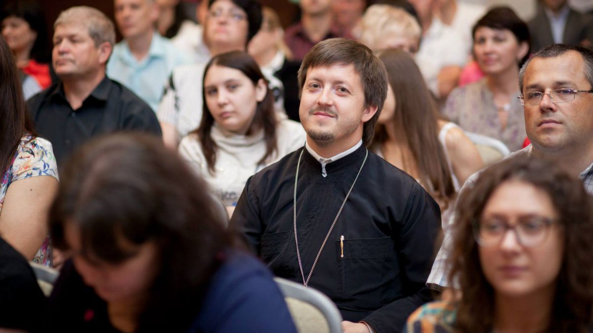 VIDEO, FOTO. Enoriașii din Ghidighici îl vor pe Maxim Melinti în continuare la biserică, iar internauții semnează o petiție online