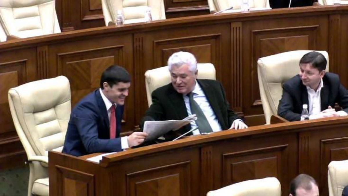 FOCUS. Voronin și Țuțu râd în plenul Parlamentului pe seama unui articol din presa scrisă