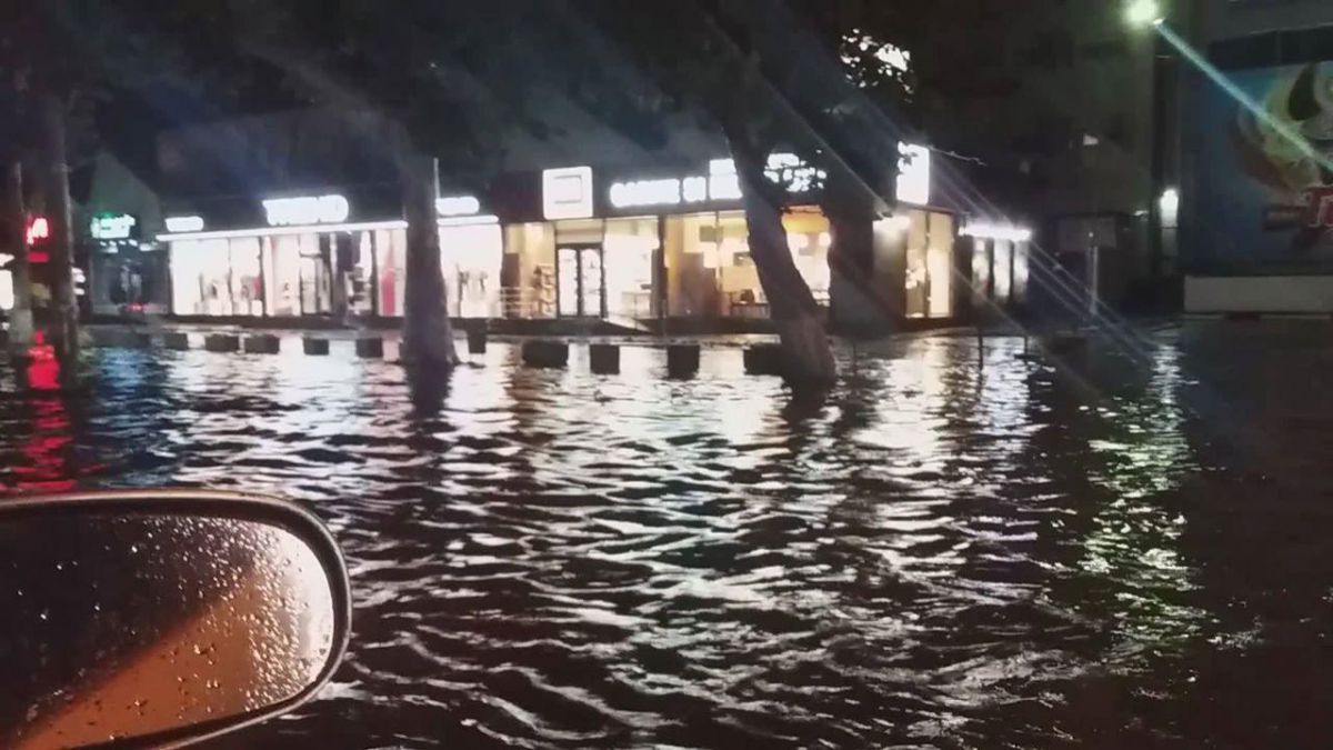 VIDEO. FOTO. Apa ajunge până la genunchi pe unele străzi din capitală. Mașinile mai au un pic și vor pluti pe carosabil