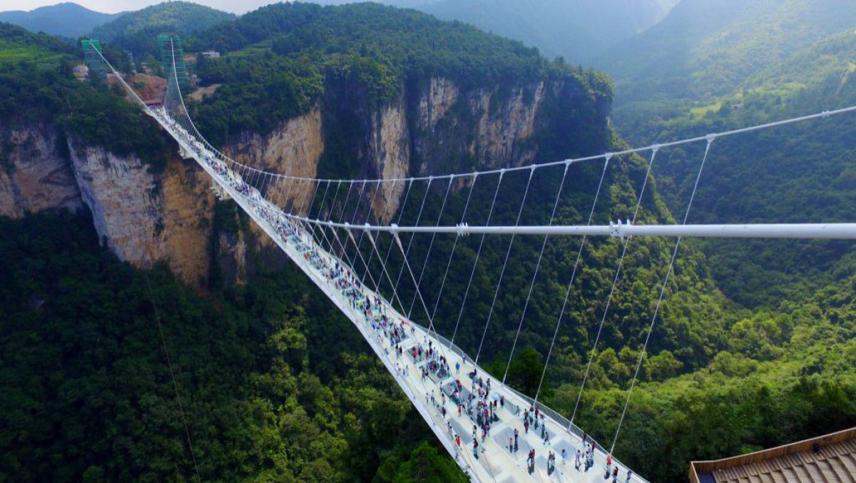 VIDEO. FOTO. China a inaugurat cel mai înalt pod din lume 