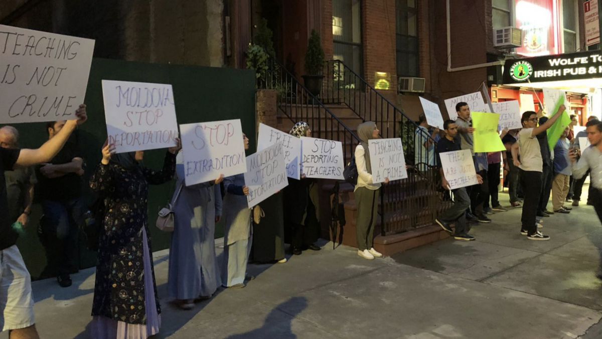 VIDEO, FOTO. Grupuri de cetățeni turci protestează la consulatele moldovenești la New York, Chicago și la ambasada din Washington
