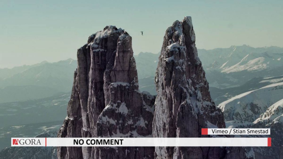 VIDEO. „Frica este ucigașul minții”. O tânără a mers pe o sfoară întinsă la înălțimea de 2.800 de metri
