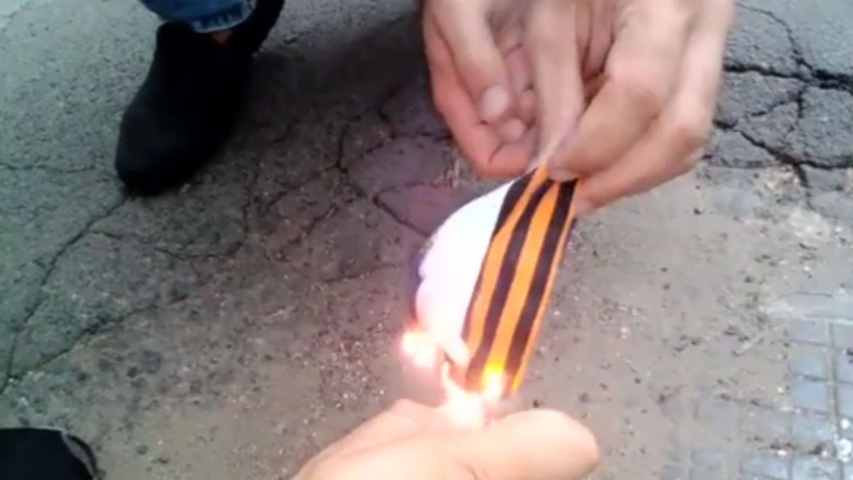 VIDEO. Drapelul rus și panglica „Sf. Gheorghe”, depistate la o mașină cu numere transnistrene, arse pe litoralul ucrainean