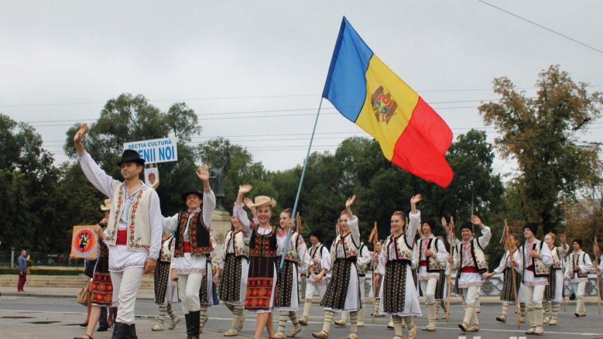 VIDEO. Hora mare, cântece și expoziții de meșteșugărit la Parada Portului Popular