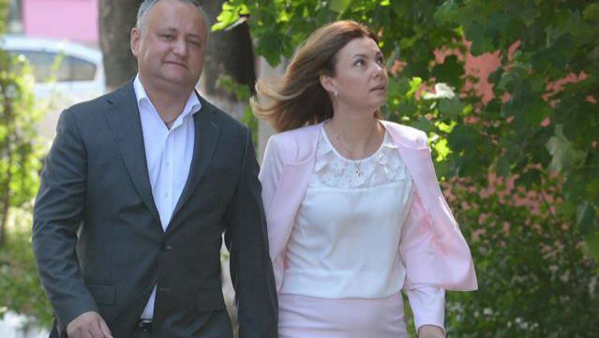 VIDEO. Igor Dodon, la vot alături de soția sa: „Galea, să te ajut?”. Cuplul prezidențial a venit și a plecat ținându-se de mână
