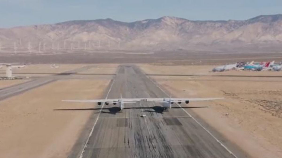 VIDEO. Imagini impresionante cu cel mai mare avion din lume. Gigantul Stratolaunch va plasa sateliți pe orbită