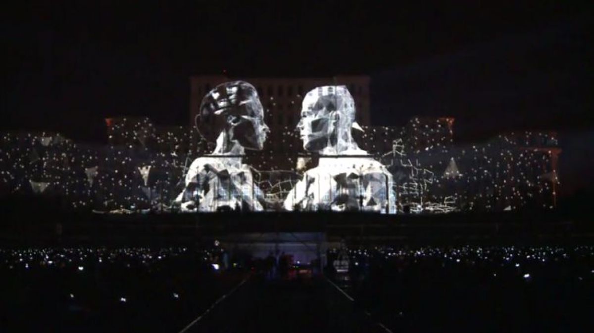 VIDEO. Imagini inedite: Peste 100 de proiectoare au luminat sâmbătă seara Palatul Parlamentului din București