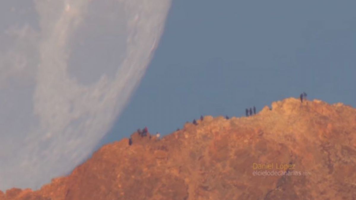 VIDEO. Imagini parcă desprinse din filme SF, surprinse de un fotograf: Luna pare să se prăbușească peste Pământ