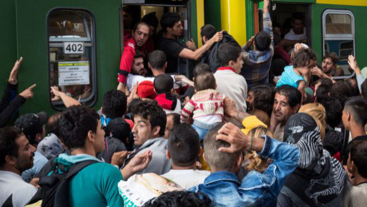 VIDEO. Imigranții de la gara Bicske de lângă Budapesta refuză apa în semn de protest