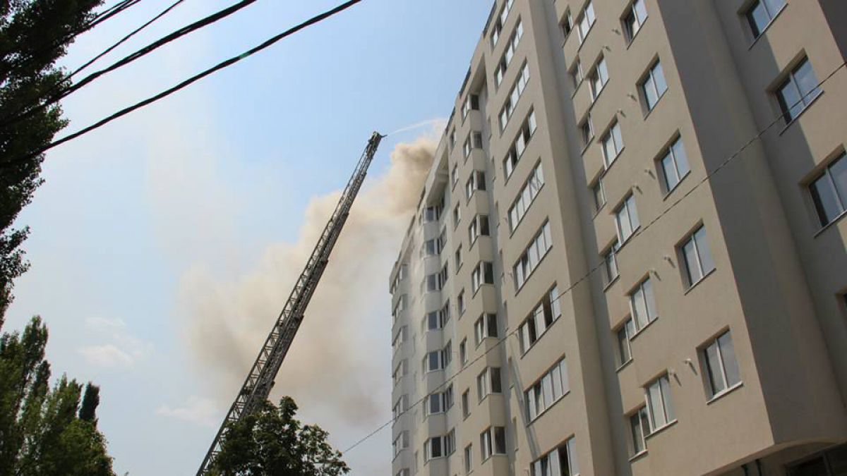VIDEO. Incendiu la o mansardă din capitală