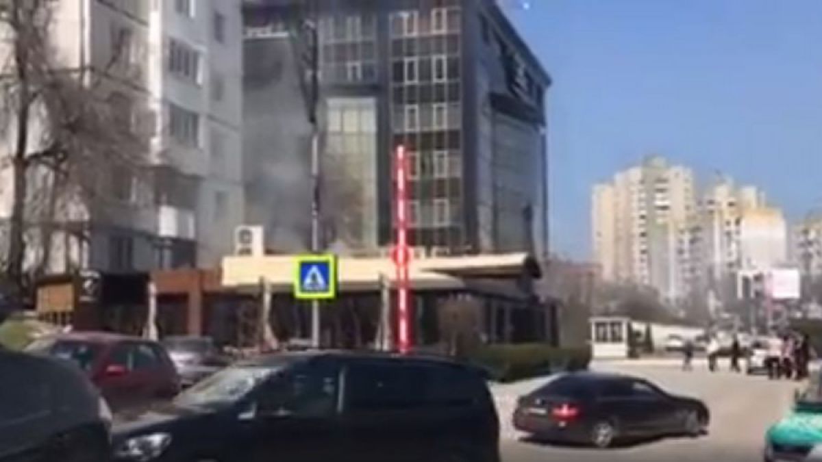 VIDEO. Incendiu pe bd. Cantemir din Chișinău: A luat foc hota unei cafenele de lângă GBC