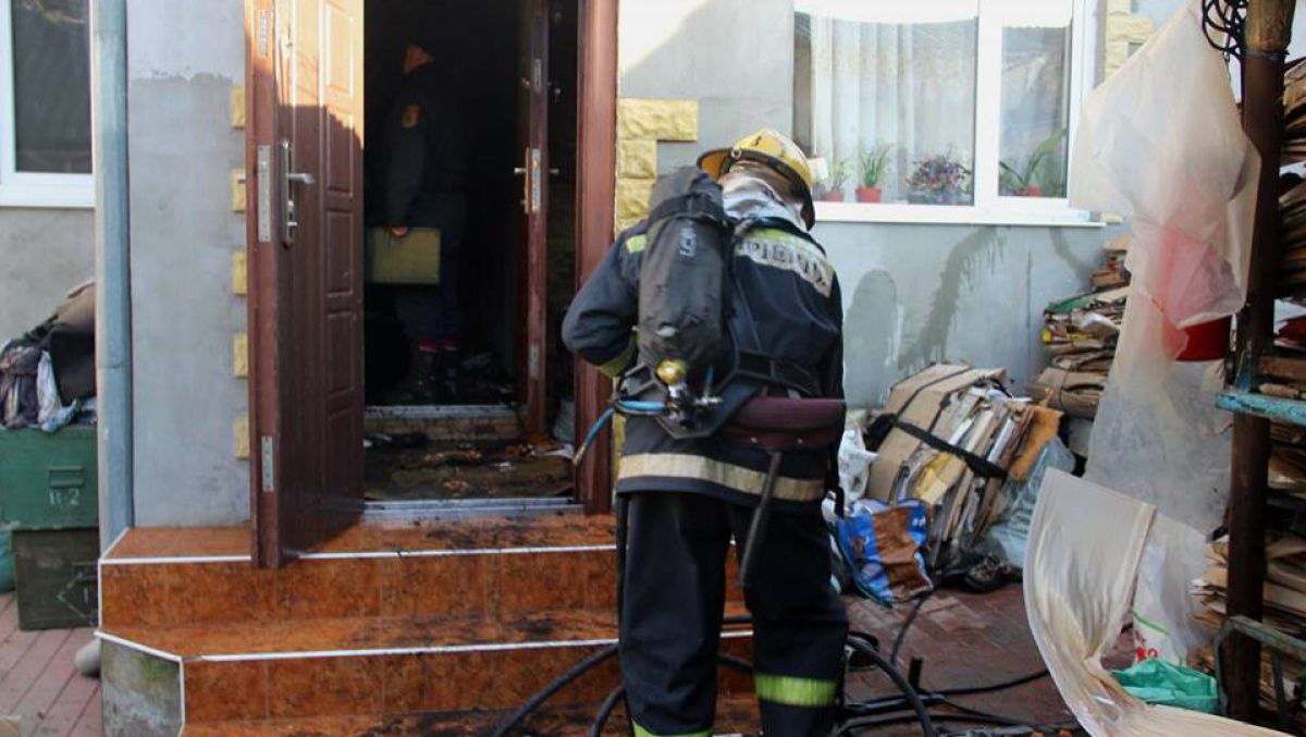 VIDEO. Incendiu pe strada Vasile Lupu din Capitală. O persoană a fost transportată la spital
