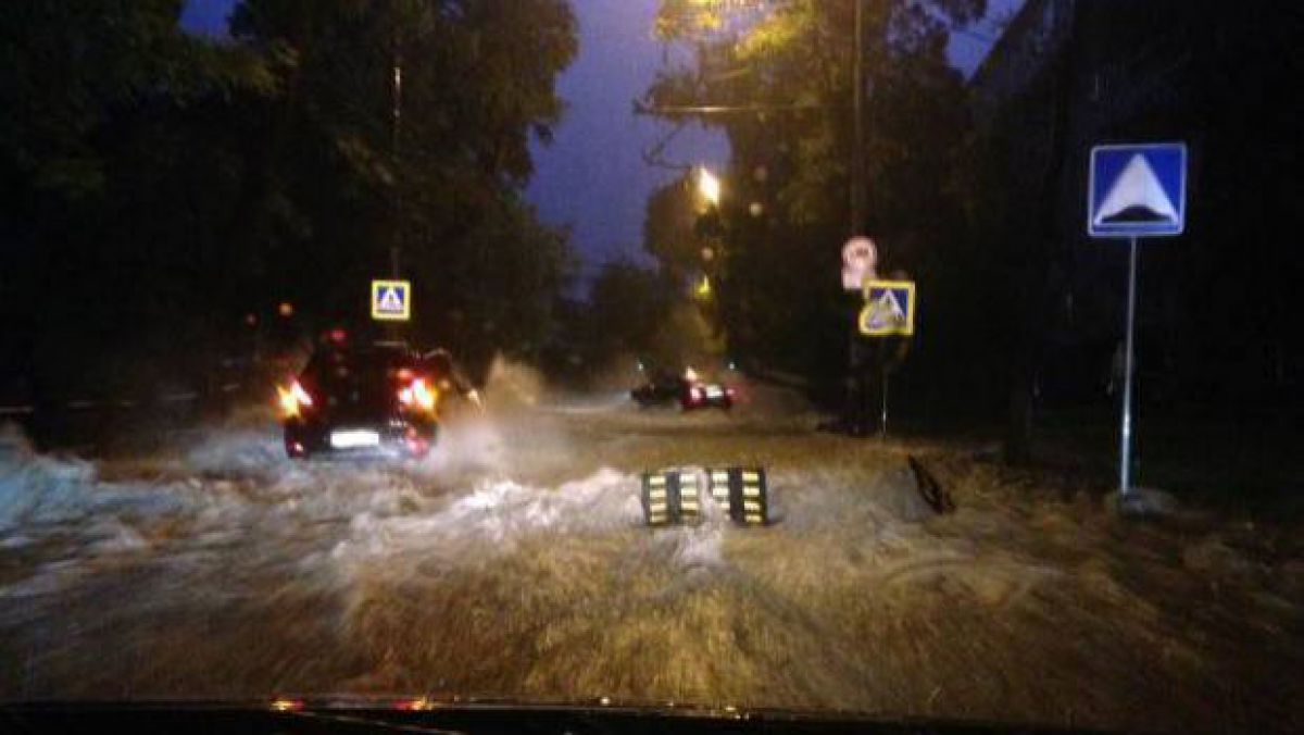 VIDEO. Istoria indicatorului rutier călător dus de ploaia torențială din capitală, în colaje video