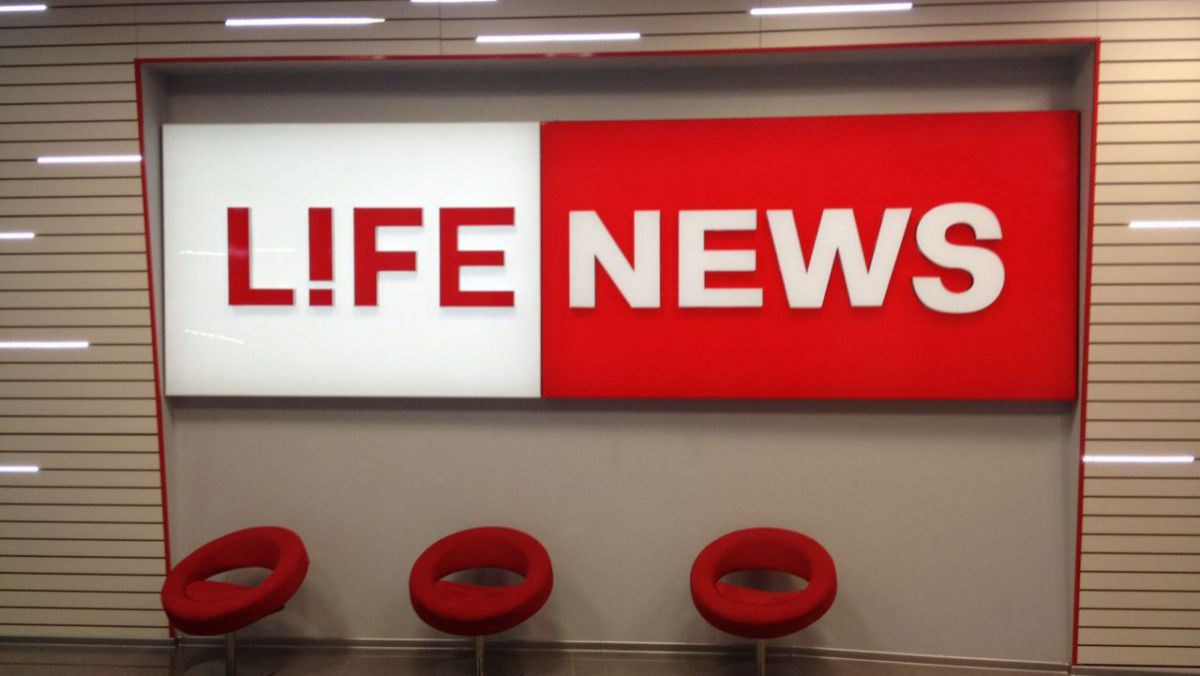 VIDEO. Jurnaliștii de la LifeNews au fost reţinuți pe Aeroportul Chişinău