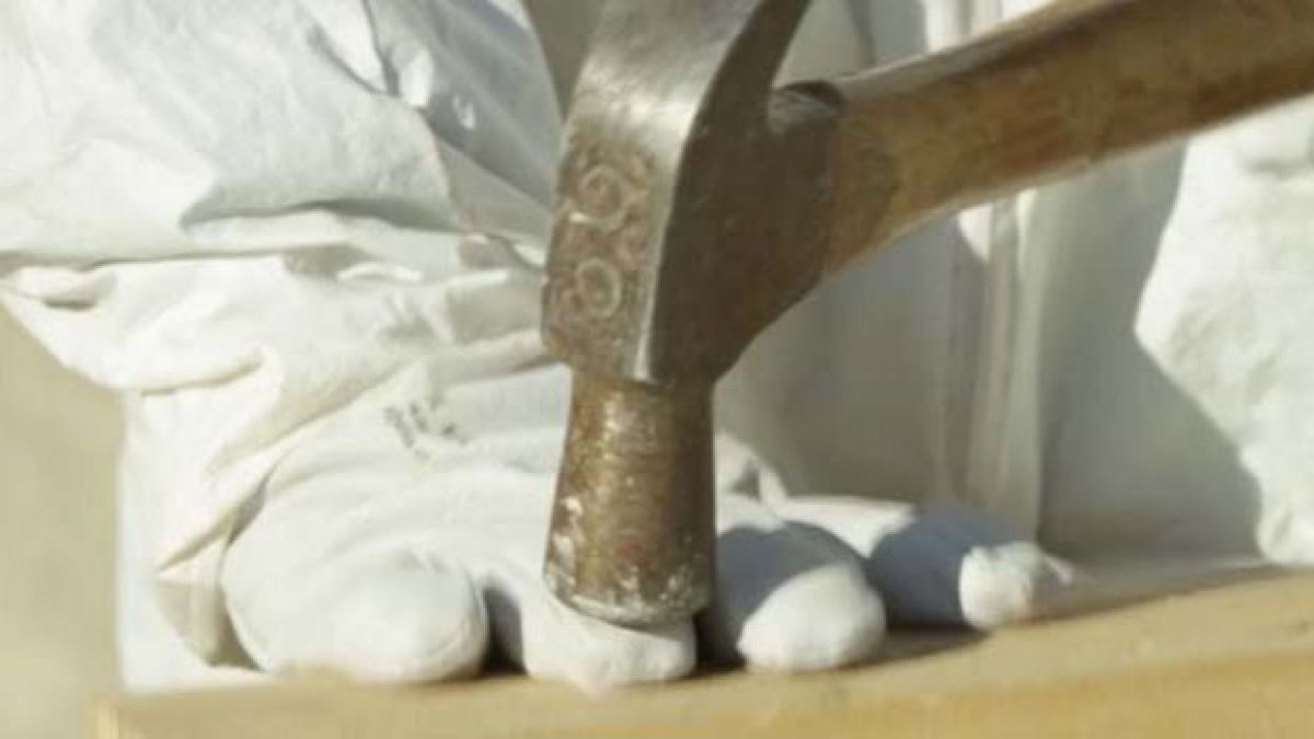 VIDEO. Mănușile miraculoase care îți apără degetele de loviturile ciocanului sau ale toporului