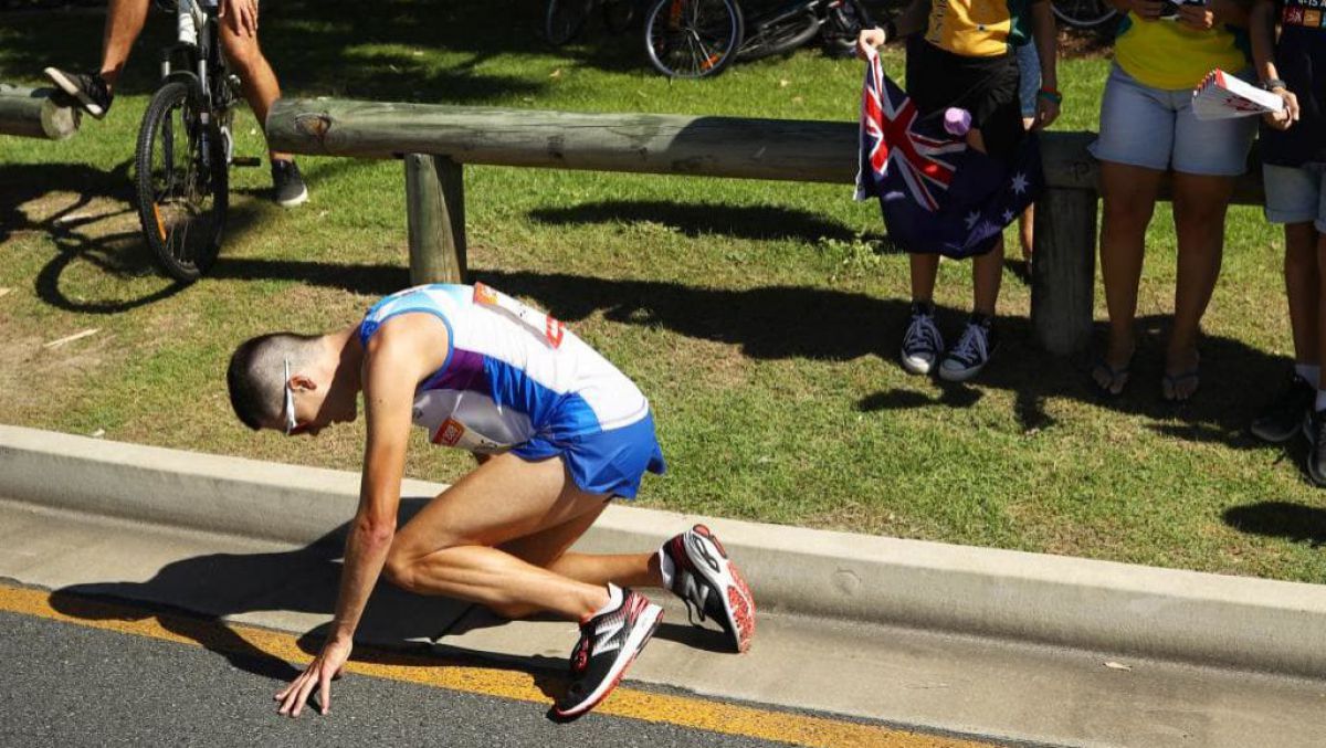 VIDEO. Maratonul de la Gold Coast: Liderul cursei era cât pe ce să-și piardă cunoștință și a fost transportat la spital