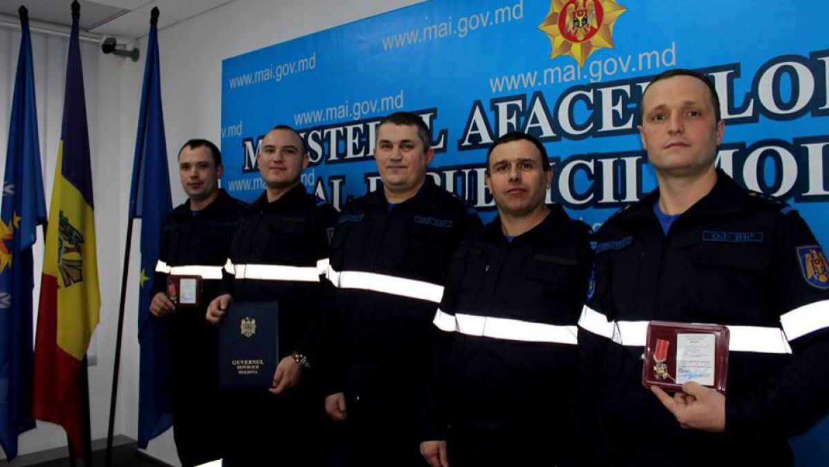 VIDEO. Mențiuni și diplome pentru 80 de pompieri care au fost la datorie la incendiul de pe strada Uzinelor