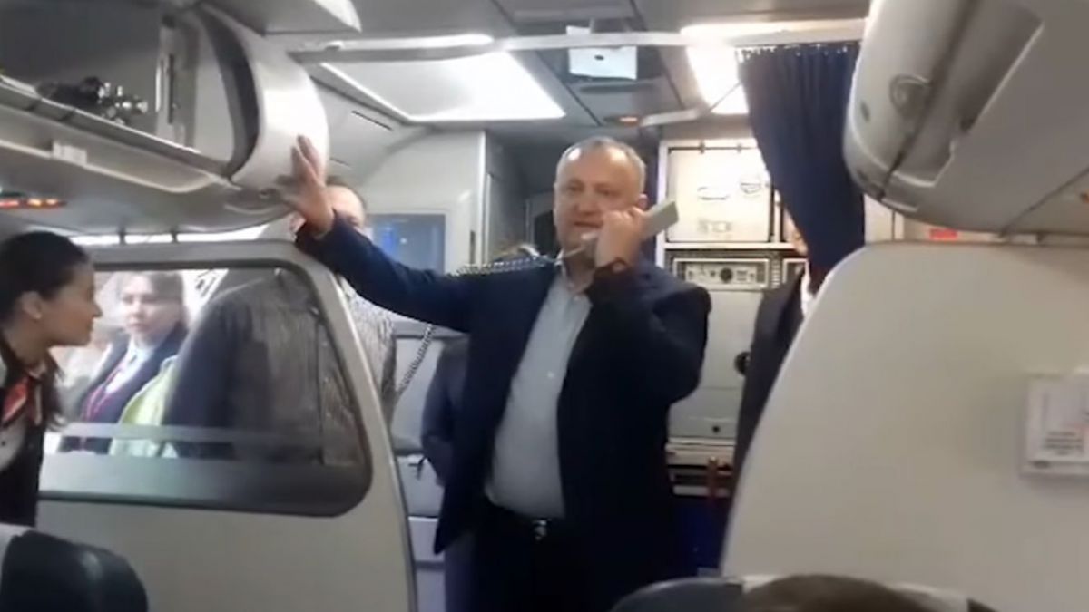 VIDEO. Mesajul cu care Dodon a smuls aplauze ale pasagerilor de pe cursa Chișinău-Moscova
