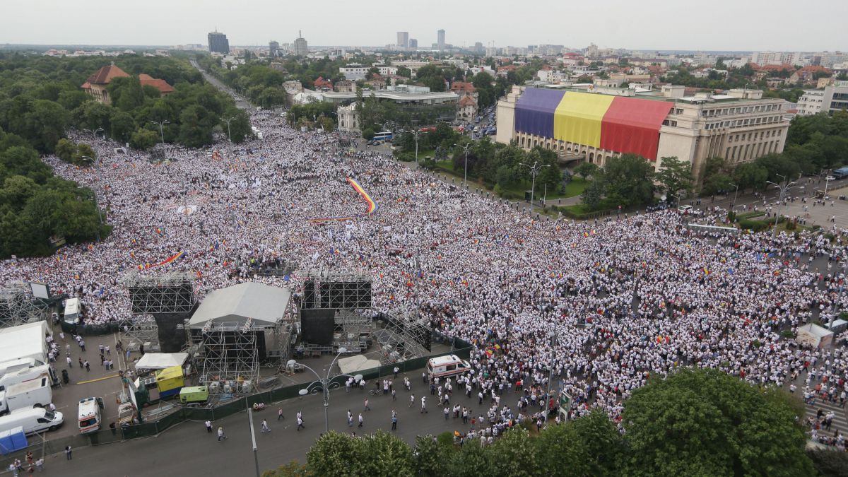 VIDEO. Mii de oamenii au ieșit în stradă la București. Piața Victoriei a fost „albă” de manifestanții PSD-ALDE