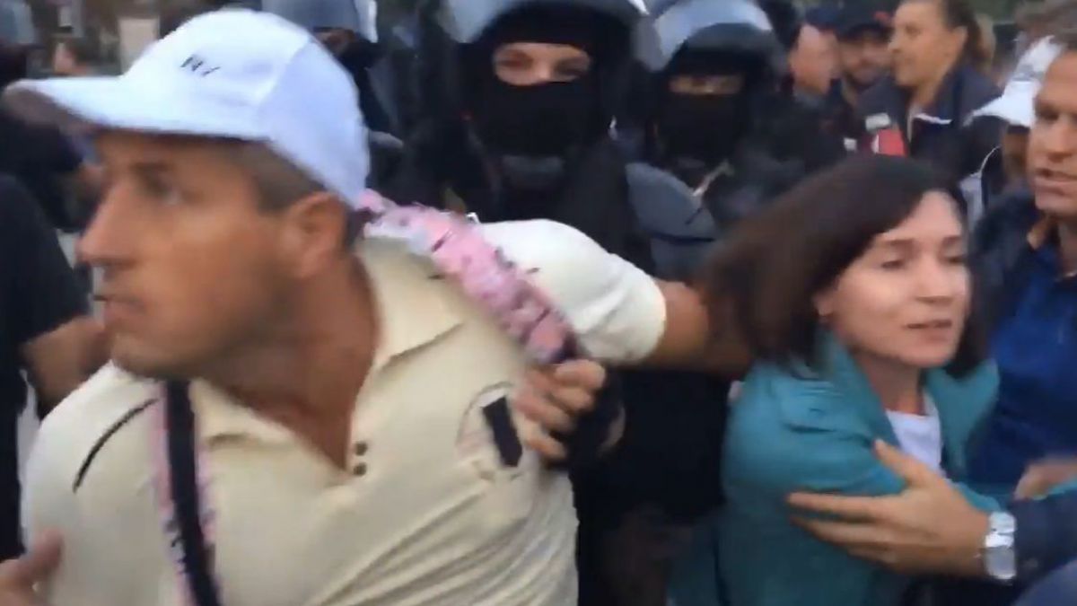VIDEO. Momentul în care protestatarii în frunte cu Maia Sandu și Andrei Năstase sunt alungați cu forță din fața monumentului Ștefan cel Mare
