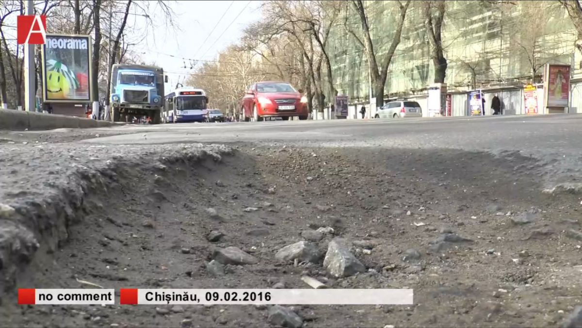 VIDEO. No Comment: „Până la prima ploaie”. Cum se repară gropile de pe străzile Chișinăului