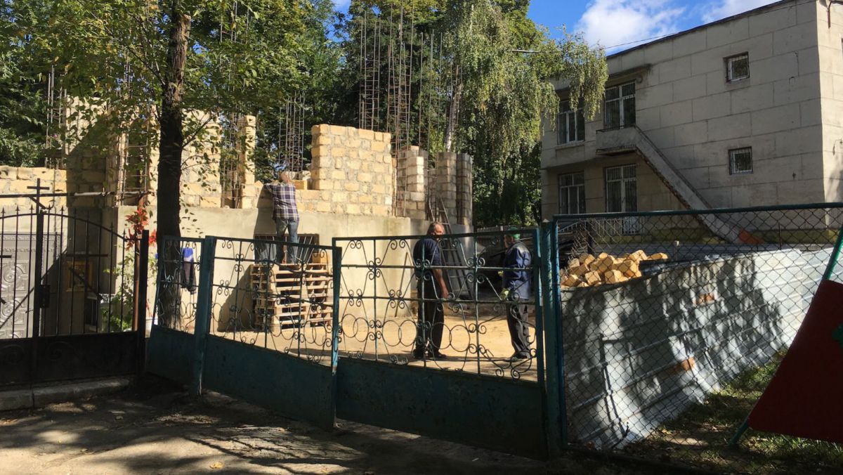 VIDEO. O biserică, un centru educațional sau o bibliotecă? Ce se construiește în curtea unei grădinițe din Capitala