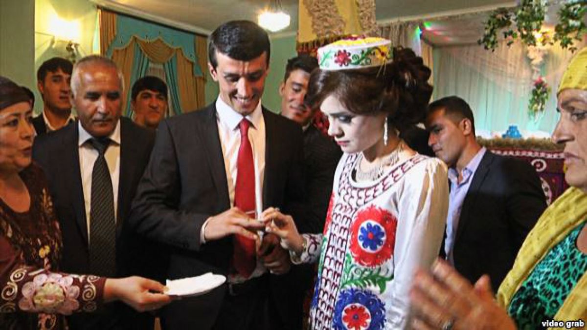 VIDEO. O tânără din Tadjikistan, obligată să se mărite pentru că așa a vrut președintele țării