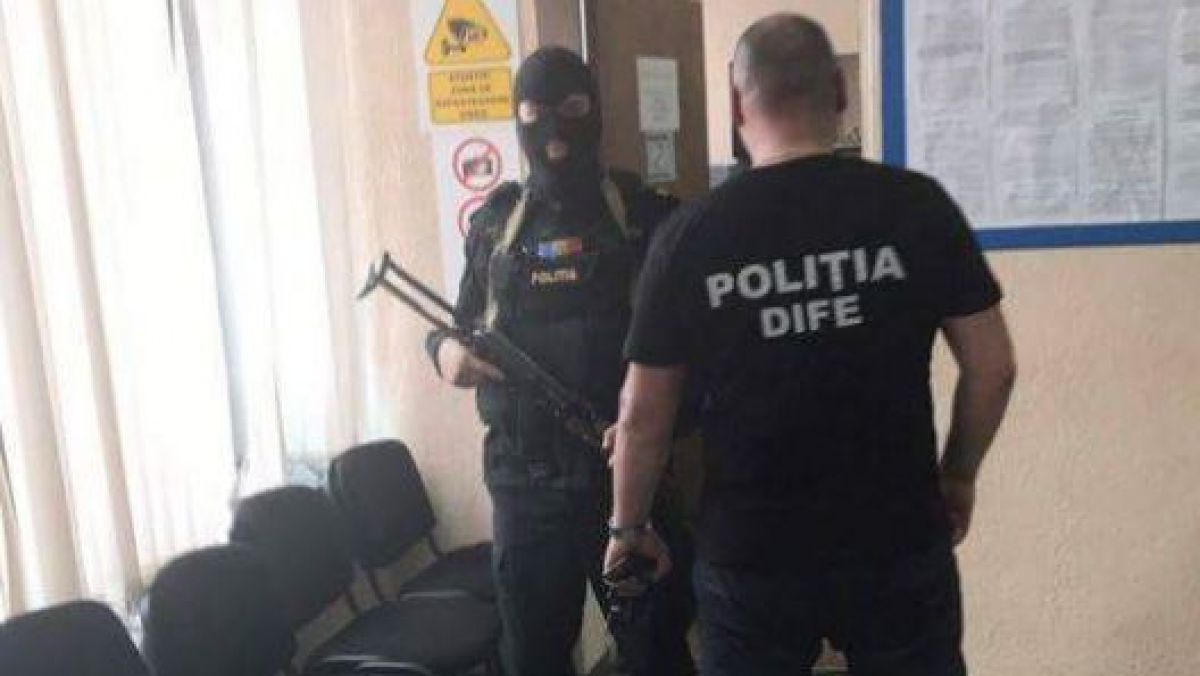VIDEO. Patru vameși au fost reținuți pentru escrocherii cu coletele poștale internaționale